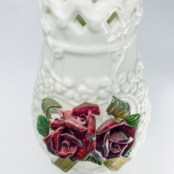 Porcelain 3D Ivory Weave & Red Roses Bud Vase Hand-painted 5.5” Tall Gold Trim - Picture 6 of 12